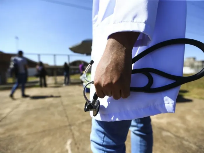 Comissão debate qualidade das faculdades de medicina no Brasil; participe