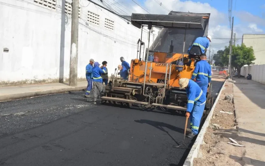 Obra de asfaltamento iniciada em rua do Tomba melhora mobilidade do trânsito