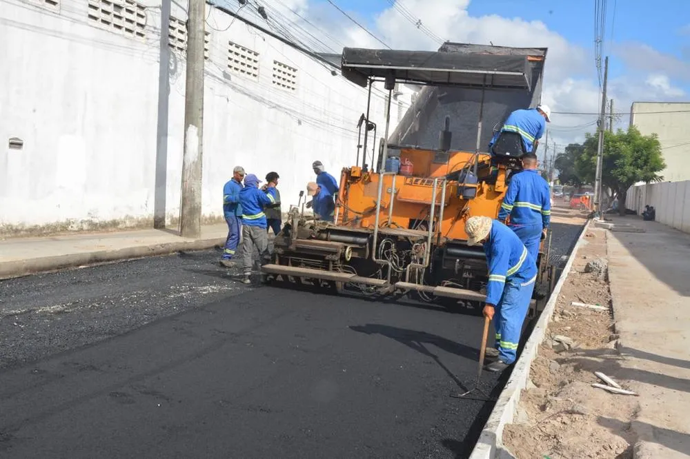 Obra de asfaltamento iniciada em rua do Tomba melhora mobilidade do trânsito