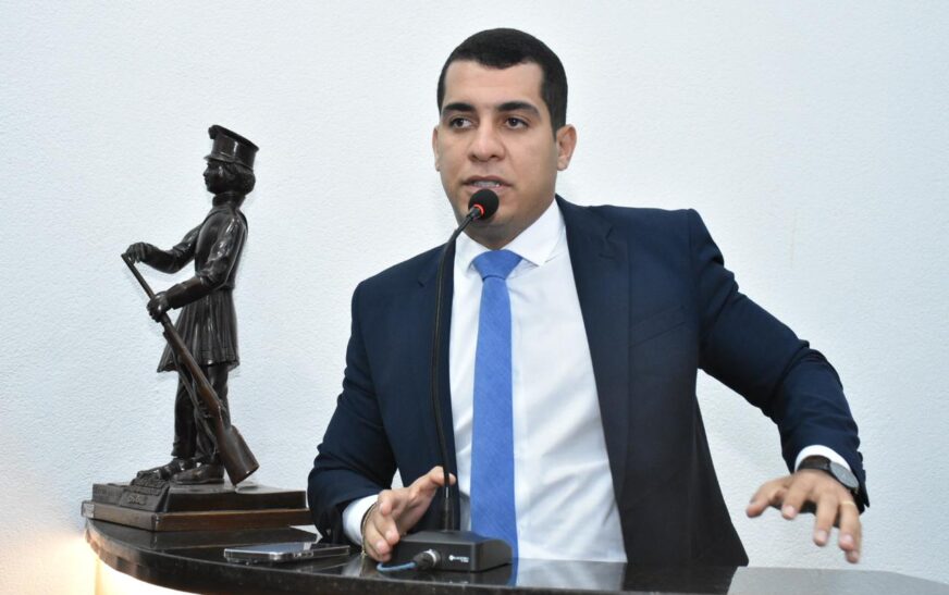 Mangabeira solicita contêiner e obras de pavimentação em ruas e colégio abandonado