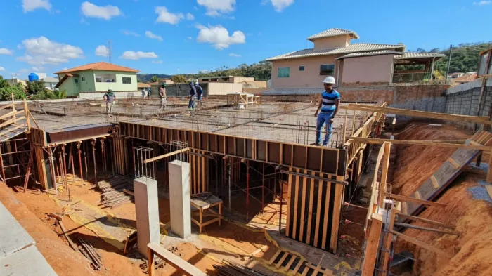 Especialista fala sobre juros altos, moradia e saneamento