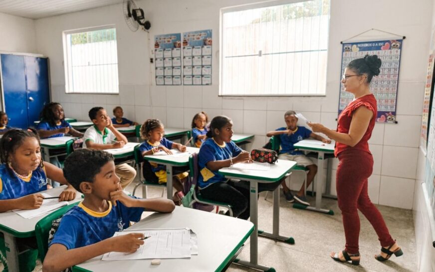 Prefeitura garante reajuste salarial de 5,4% para professores da rede municipal