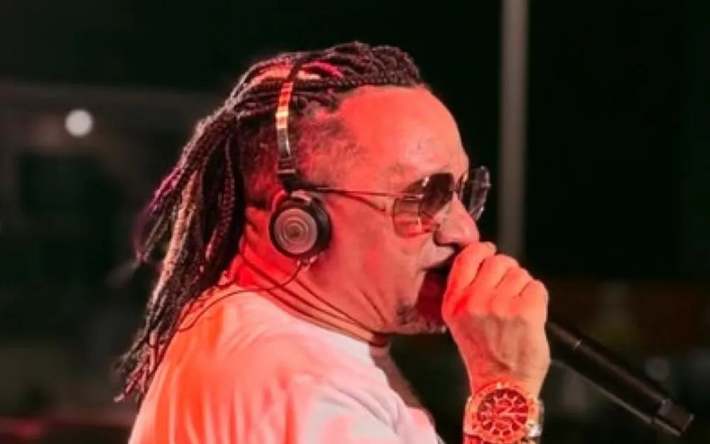 Cantor morre após passar mal na Bahia