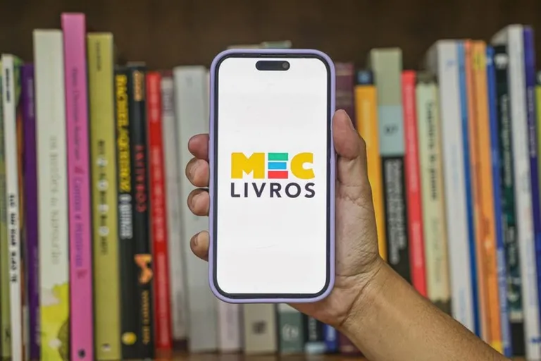 Entre telas e páginas: acesso gratuito a livros reacende o debate sobre leitura e pensamento crítico no Brasil