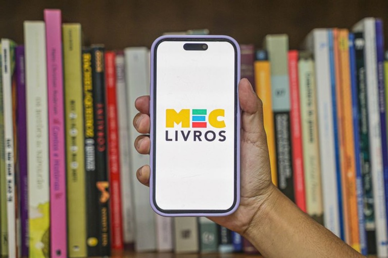 Entre telas e páginas: acesso gratuito a livros reacende o debate sobre leitura e pensamento crítico no Brasil
