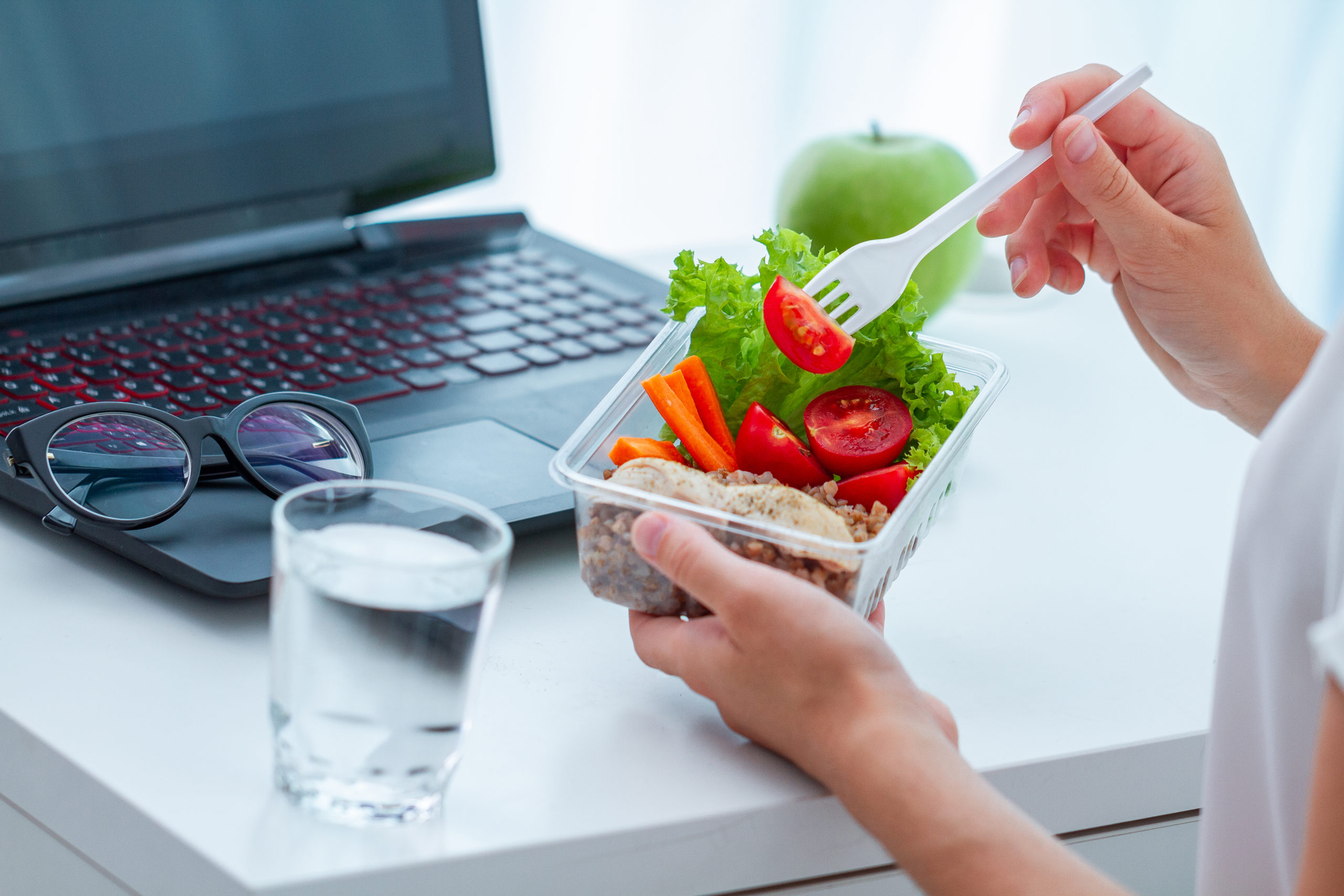 Alimentação no trabalho: escolhas simples fazem diferença na saúde e no desempenho profissional